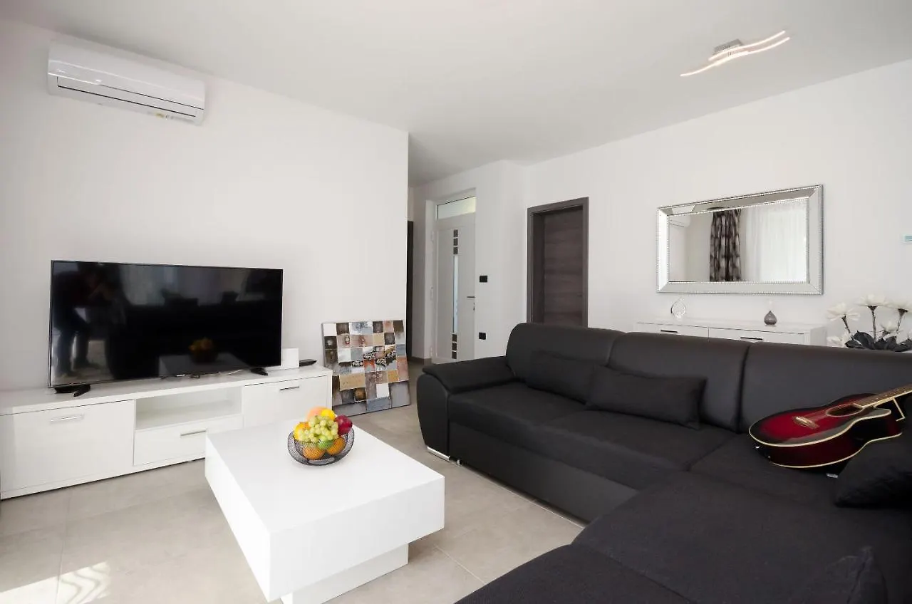 Villa Icici 0*,
